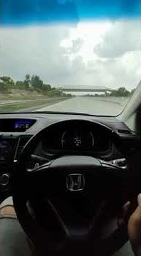 Story' WA bawa mobil siang hari