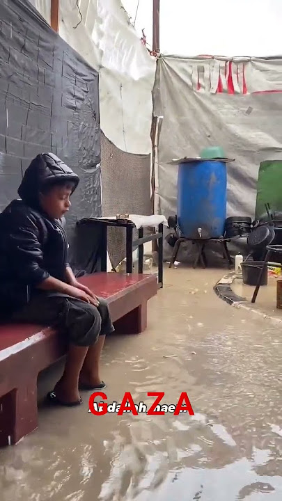 💔 A Child Shivers in Gaza’s Cold Rain 🌧️