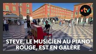 Steve, le musicien au piano rouge, n'a plus d'endroit pour stocker son instrument
