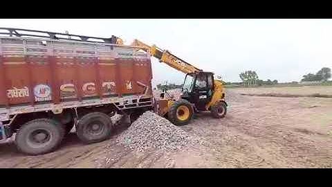JCB Telehandler - Truck Unloading with a Rake