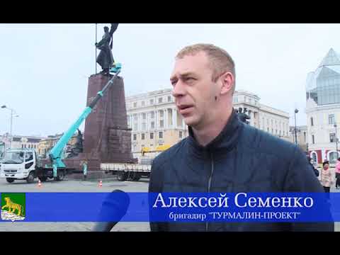 Памятник борцам за власть советов на центральной площади Владивостока принял душ