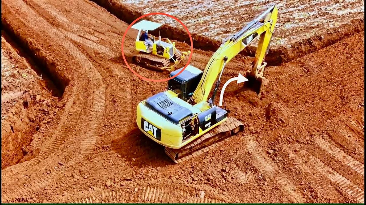 KOMATSU Bulldozer working together with CAT 320D, the work was completed smoothly 