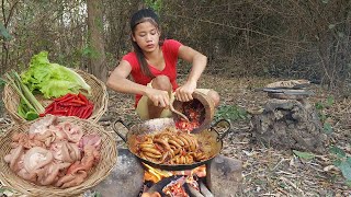 Pork intestine braised with Spicy chili so delicious food for dinner - Survival cooking in forest