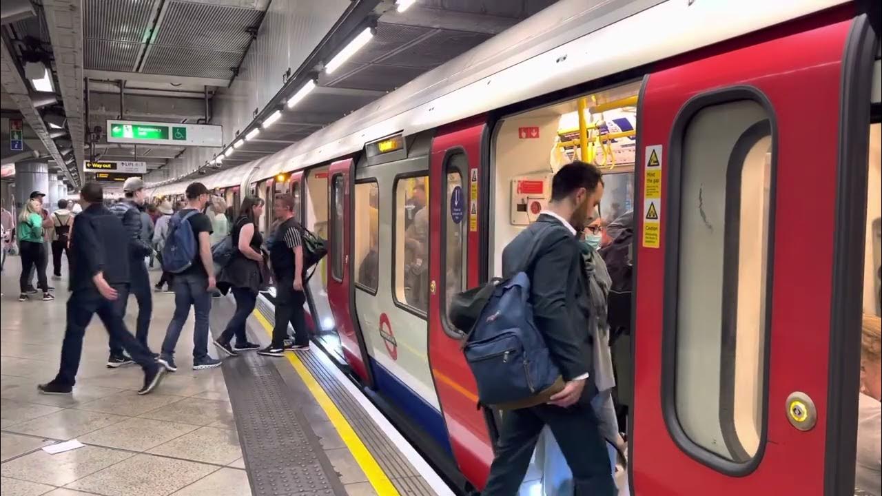 Underground trains approaching in WESTMINISTER sta., circle ＆ district