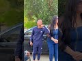 شاب يفعل شيء غير متوقع مع والدته بياعة المناديل 😱
