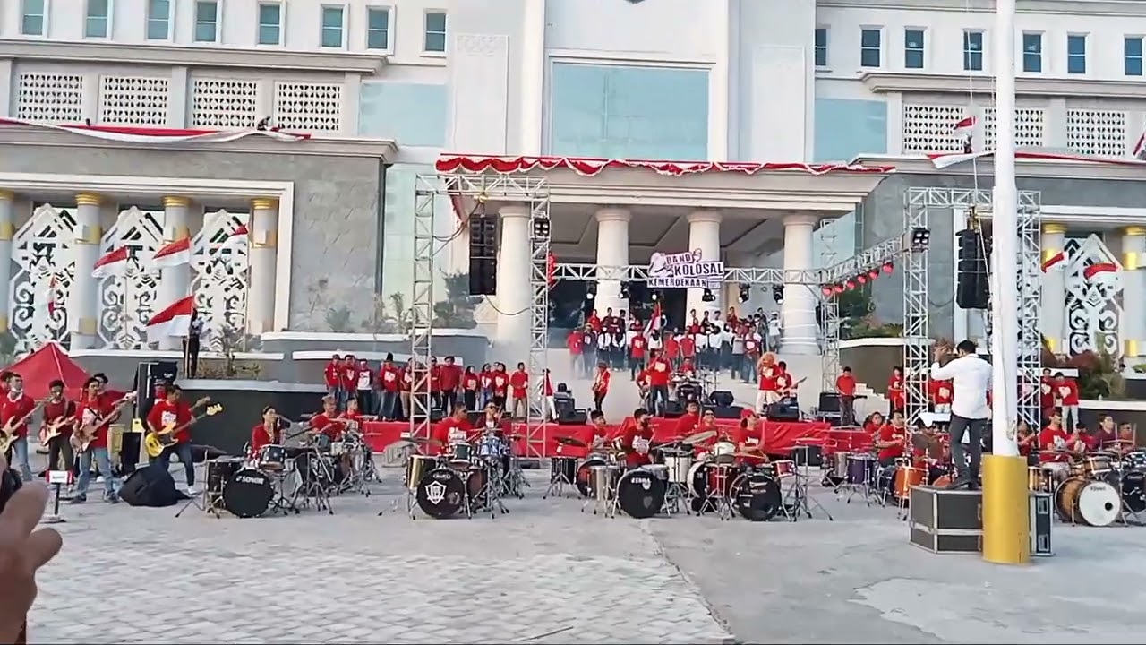 200 musisi band se Lombok √√ band kolosal menyambut kemerdekaan RI ke 77 di Kantor Bupati Loteng