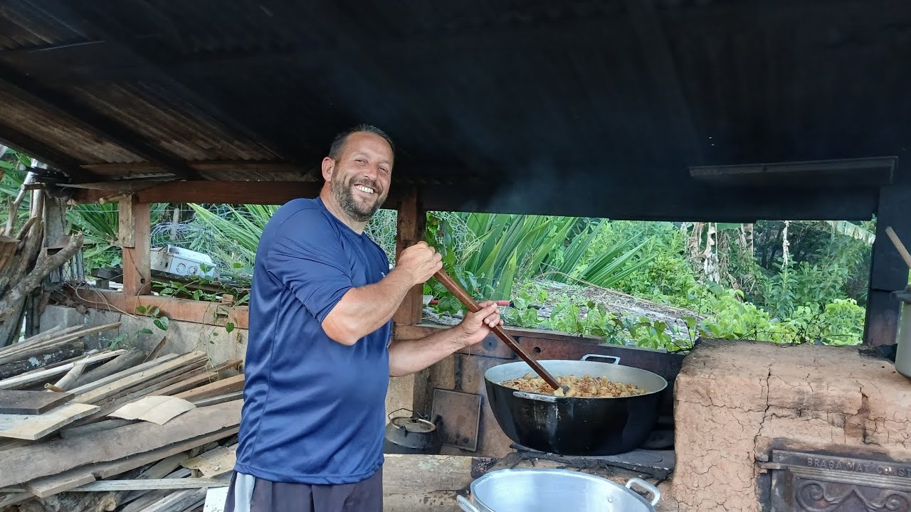 Torresmo de porco caipira feito no fogão a lenha  com o Evaldo 