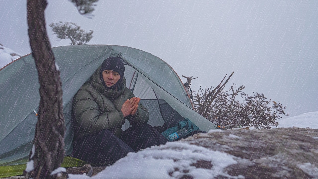 Соло-кемпинг на скале над облаками | Снег и дождь