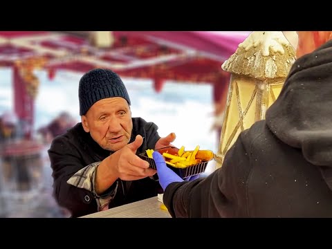 Oekraense oudere vluchtelingen verwennen voor Kerstmis