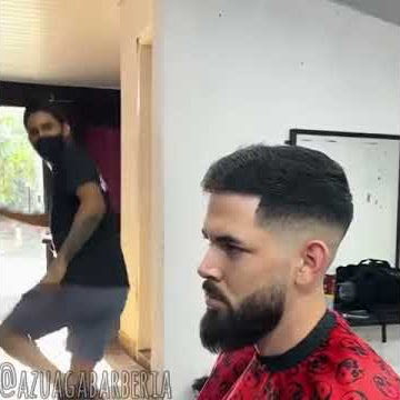 Cuando tu barbero es más detallistas que tu Chuli - bromas en la barbería barbero detallista #shorts