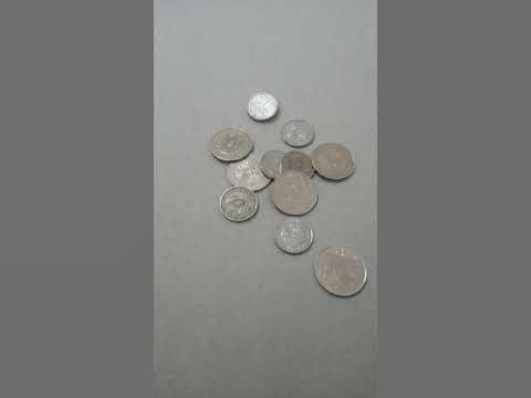 Горсть МОНЕТ полученные на рынке на сдачу лежат на картонной ...
