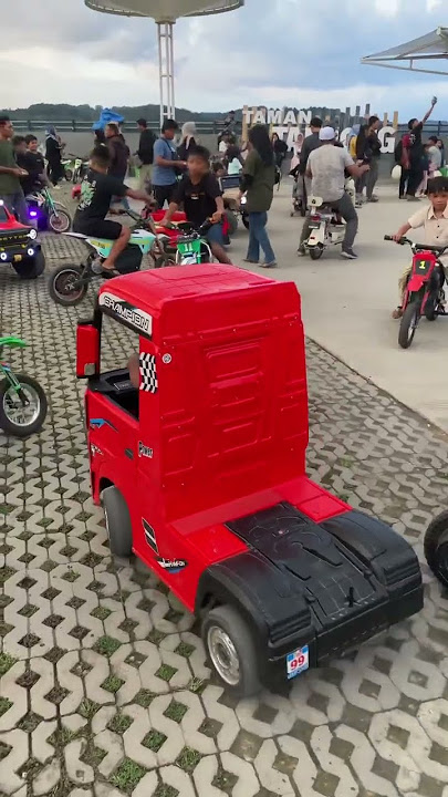 mobil mobilan mainan berwarna merah