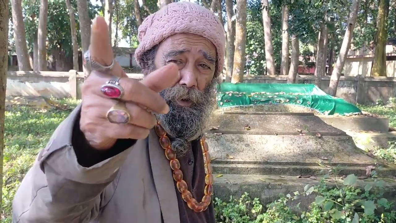 মাজারের খাদেম সাহেব ঘুরে ঘুরে দেখাচ্ছে আমাদের 