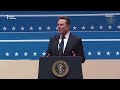 Илон Маск ответил на критику своего жеста. Дональд Трамп подписал первые указы