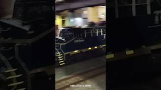 Locomotoras de Ferromex y el Tren Maya pasando por Querétaro por la noche