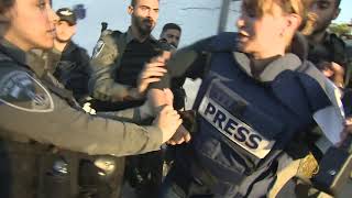 لحظه اعتقال قوات الاحتلال الإسرائيلي مراسلة قناة الجزيرة جيفارا البديري
