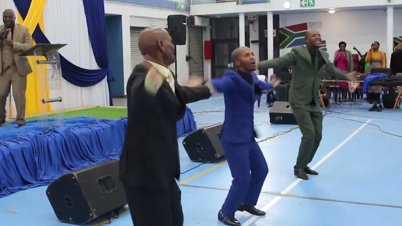 Apostle Khakhaza singing "Ndandine zono zahlanjwa zasala eGolgotha" 🙌🏽🎶🎹🎤