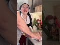 خليت الحاج صاحب البيت يساعدني ف المطبخ بعد ما اتعورت خليت الحاج صاحب البيت يساعدني ف المطبخ بعد ما اتعورت