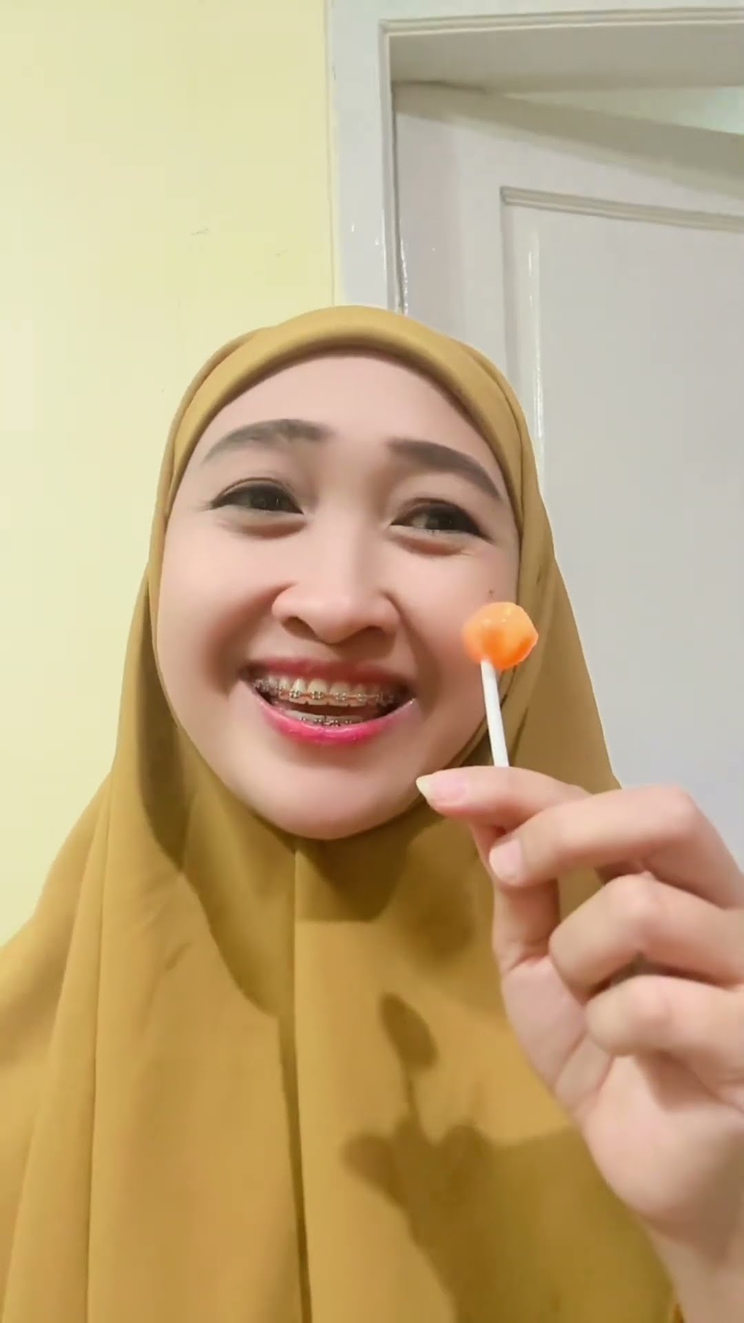 TEMAN TEMAN SUKA MAKAN PERMEN RASA APA NI