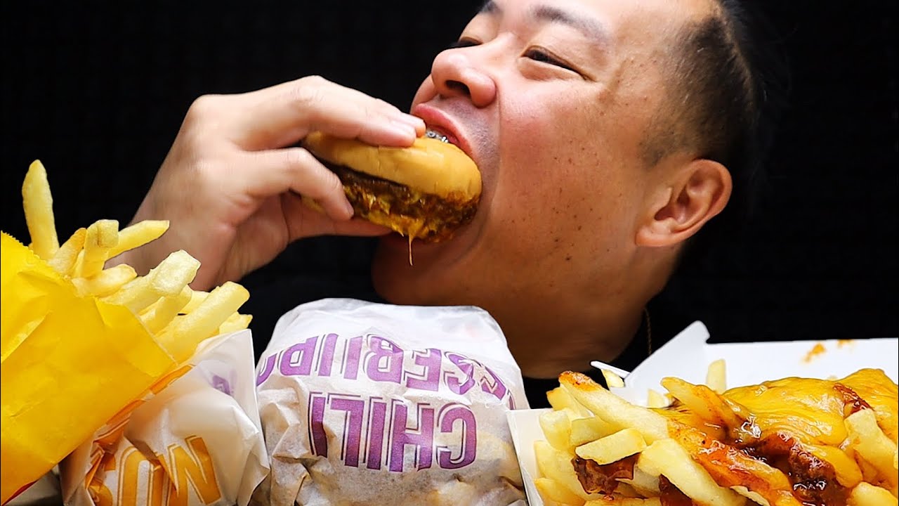 WIENERSCHNITZEL DOUBLE CHILI CHEESEBURGER & CHILI CHEESE FRIES MUKBANG ASMR