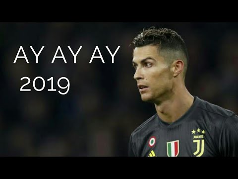 Video: Ang Nobya Ni Ronaldo Ay Lumitaw Sa Isang Damit Na Binurda Ng Mga Senina, Na May Isang Leeg At Isang Hiwa Sa Hita