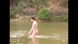 thanh niên nude giữa dòng sông