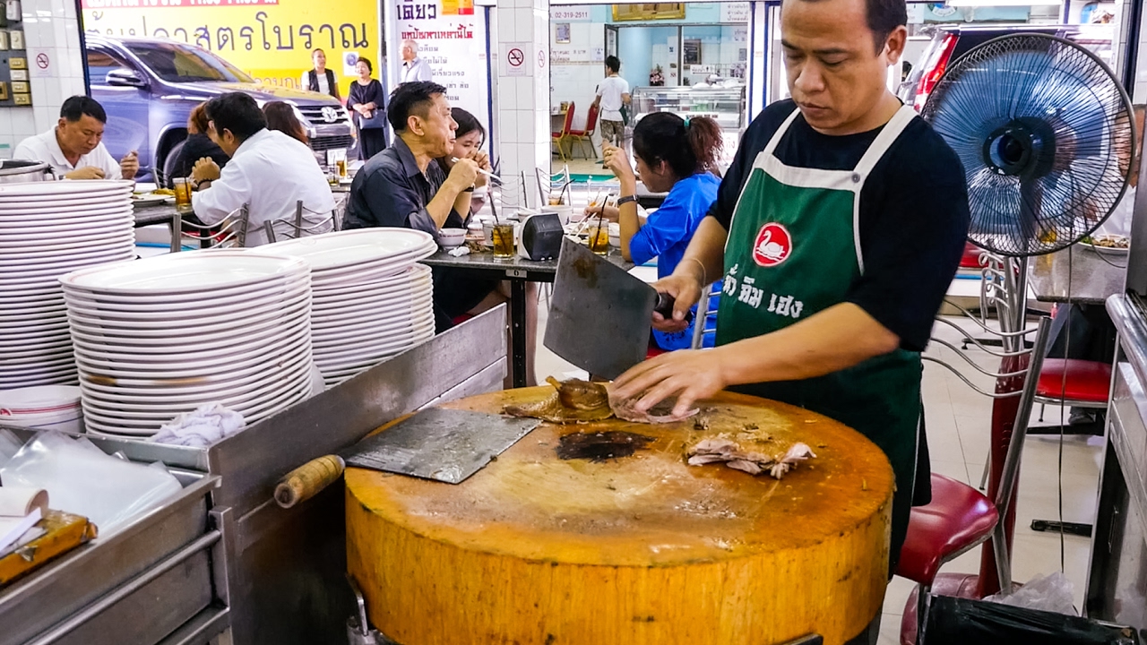 4th Generation Braised Goose in Bangkok: LEGENDARY Thai Chinese Food | ห่านพะโล้ ร้านฉั่วคิมเฮง | Mark Wiens