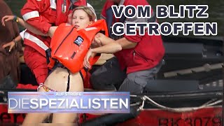 Schock bei Rettungsaktion: Blitz trifft Helferin im Wasser! | Die Spezialisten | SAT.1 screenshot 1