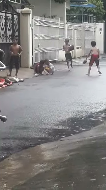 bocah bocah kecil .mandi hujan