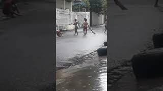 bocah bocah kecil .mandi hujan
