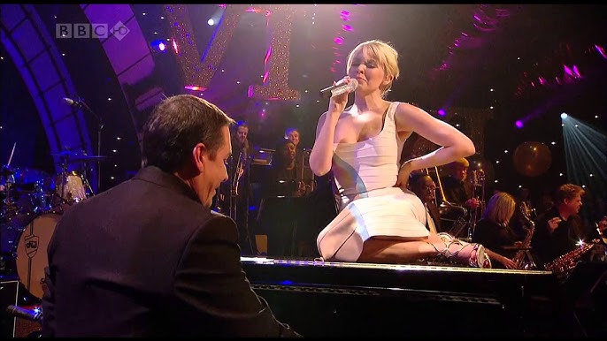Kylie Minogue & Paul McCartney - Dance Tonight (Jools Holland's Annual Hootenanny 2007) - YouTube