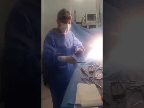 صادم اطباء مغاربة يرقصون على ايقاع موسيقى الشعبي في غرفة العمليات