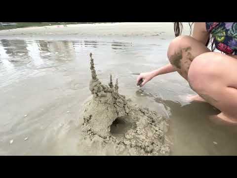 Castelo de areia na praia com tunel e pato amarelo!