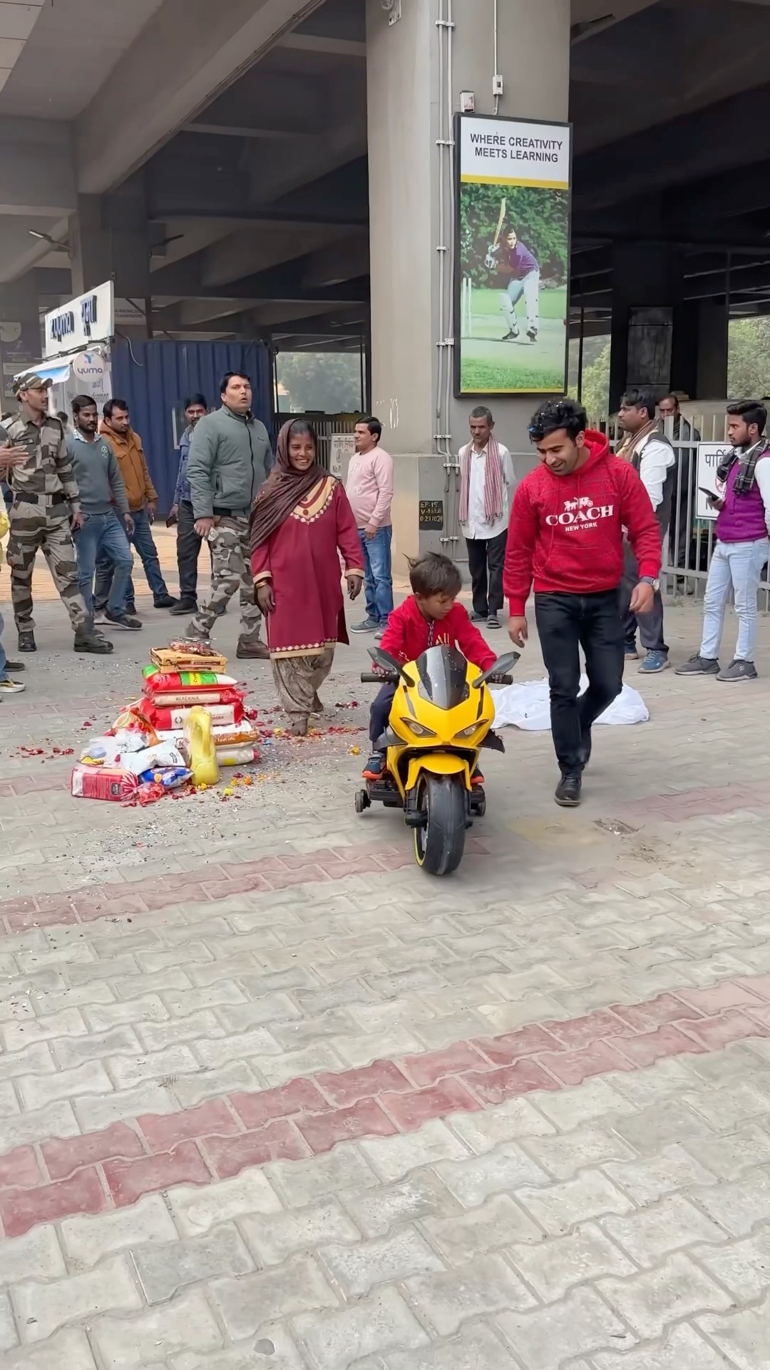 बच्चे की मजबूरी ???#humanity #respect #helping #trending#viralvideo #youtubeshort