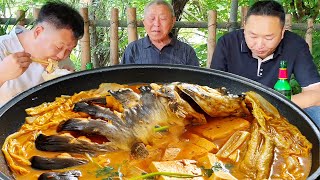 The old man's true love for fish is the kind that he can't get tired of eating!