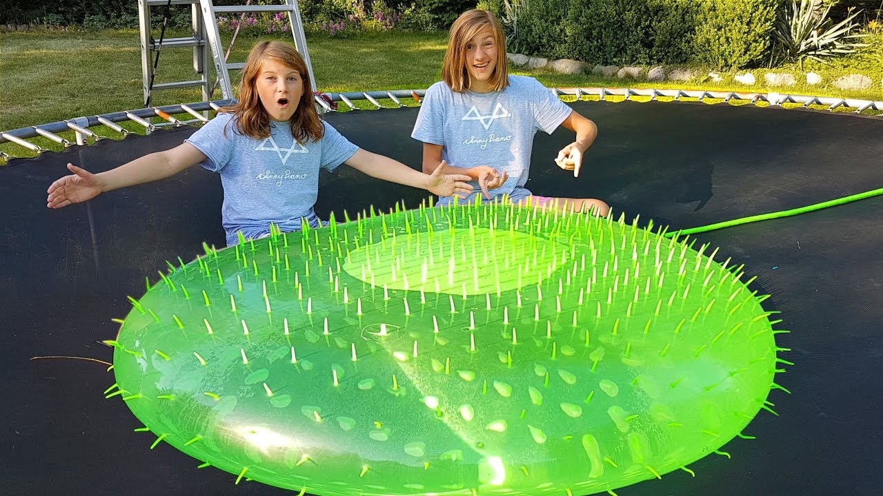 TRAMPOLIN vs RIESEN SCHLANGEN WASSERBOMBEN!