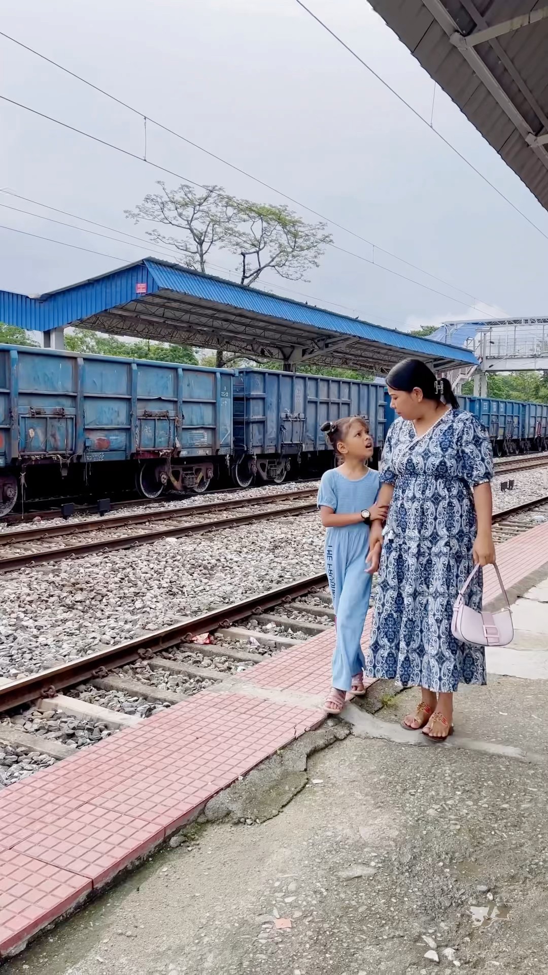 Reedishna Or Mummy Train Ka Intjar Kar Rehi Hai
