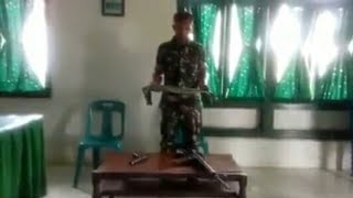 Anggota TNI merakit senjata api dengan mata tertutup