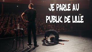 Je parle au public de Lille - Une contorsionniste sur scène