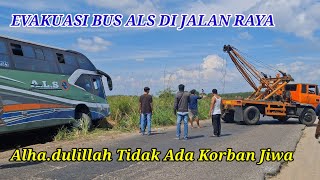 Proses Evakuasi Bus ALS Oleh Crane.