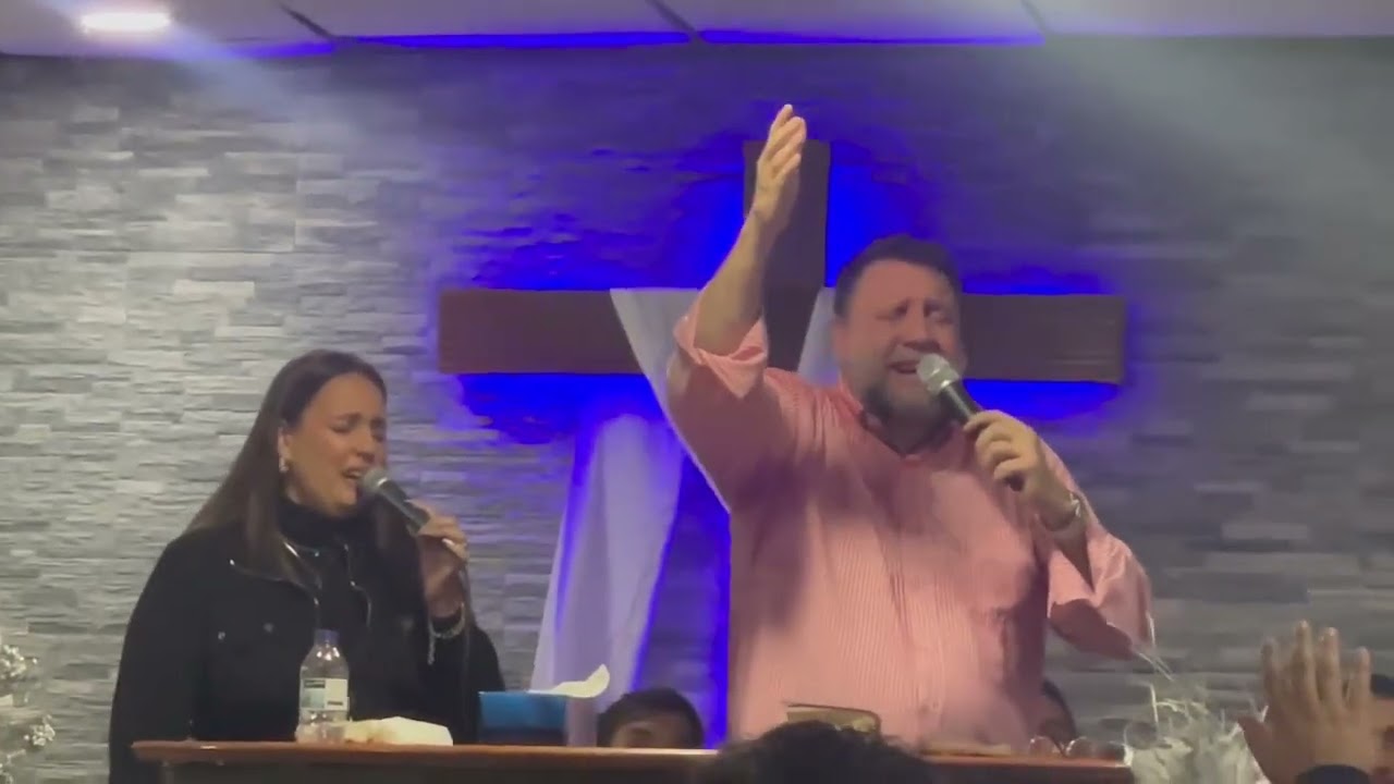 Pr Vair e sua  filha Irmã Vaíra louvando a Deus!!!!!