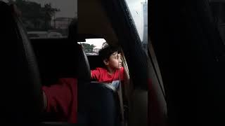 ekspresi anak bengong di mobil - Madesta