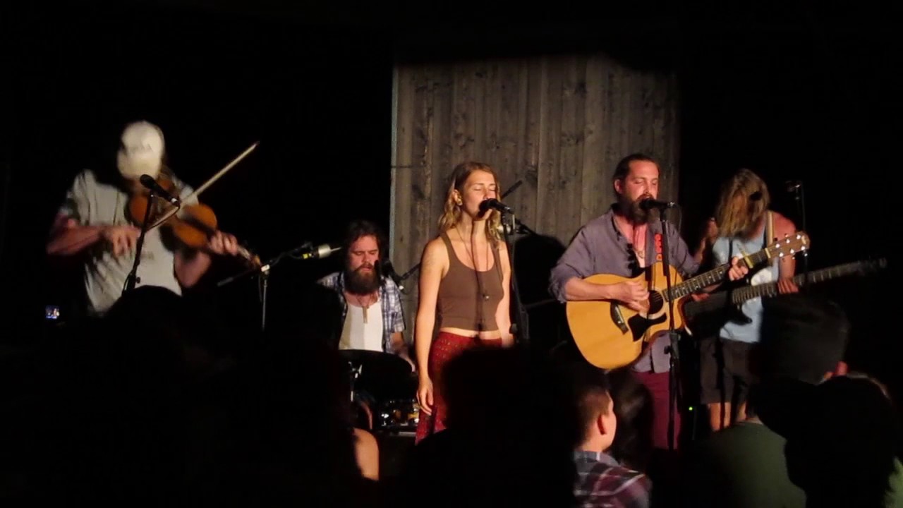 Guarda The Barrowdowns - Mockingbird (Full Circle Festival, 23 June 2017) su YouTube Guarda The Barrowdowns - Mockingbird (Full Circle Festival, 23 June 2017) su YouTube