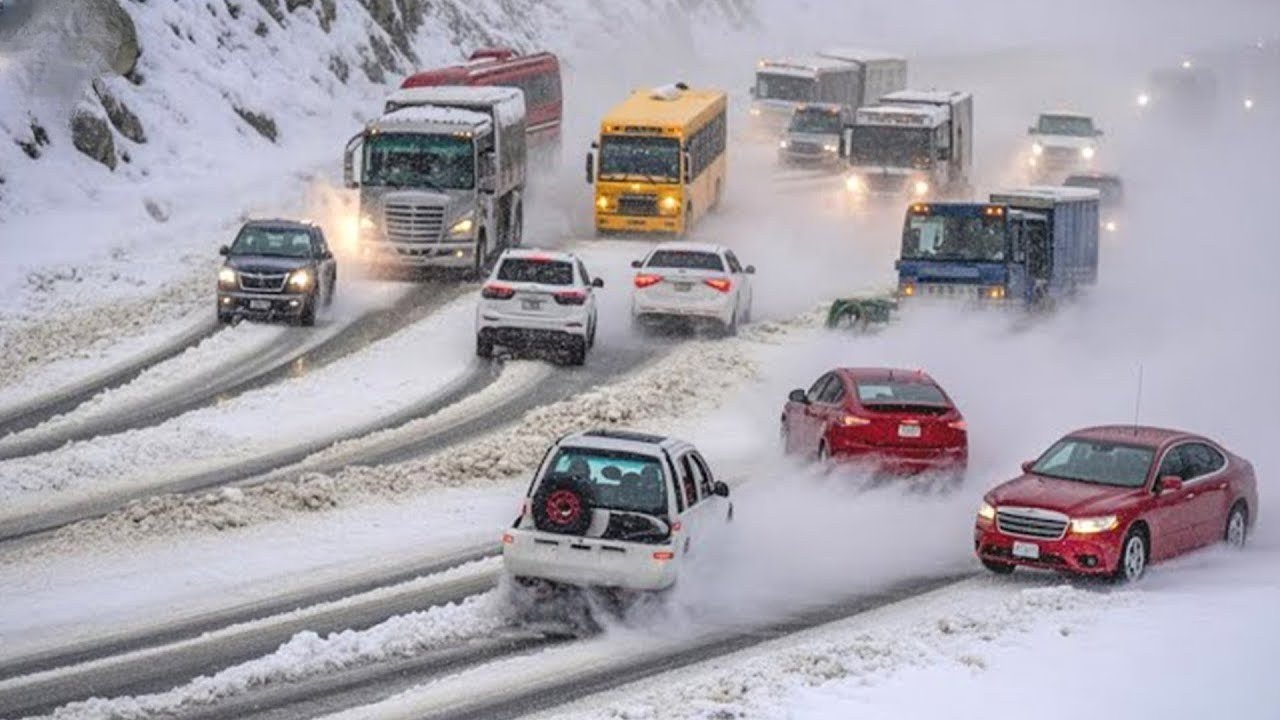 Городские зимние кошмары, запечатленные на камеру / Крайне опасные аварии снегоуборочной машины #1