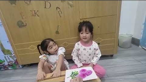 Tiếng Anh Giao Tiếp Thiếu Nhi Tại Phan Thiết: Mia and Sophia talking about Flowers