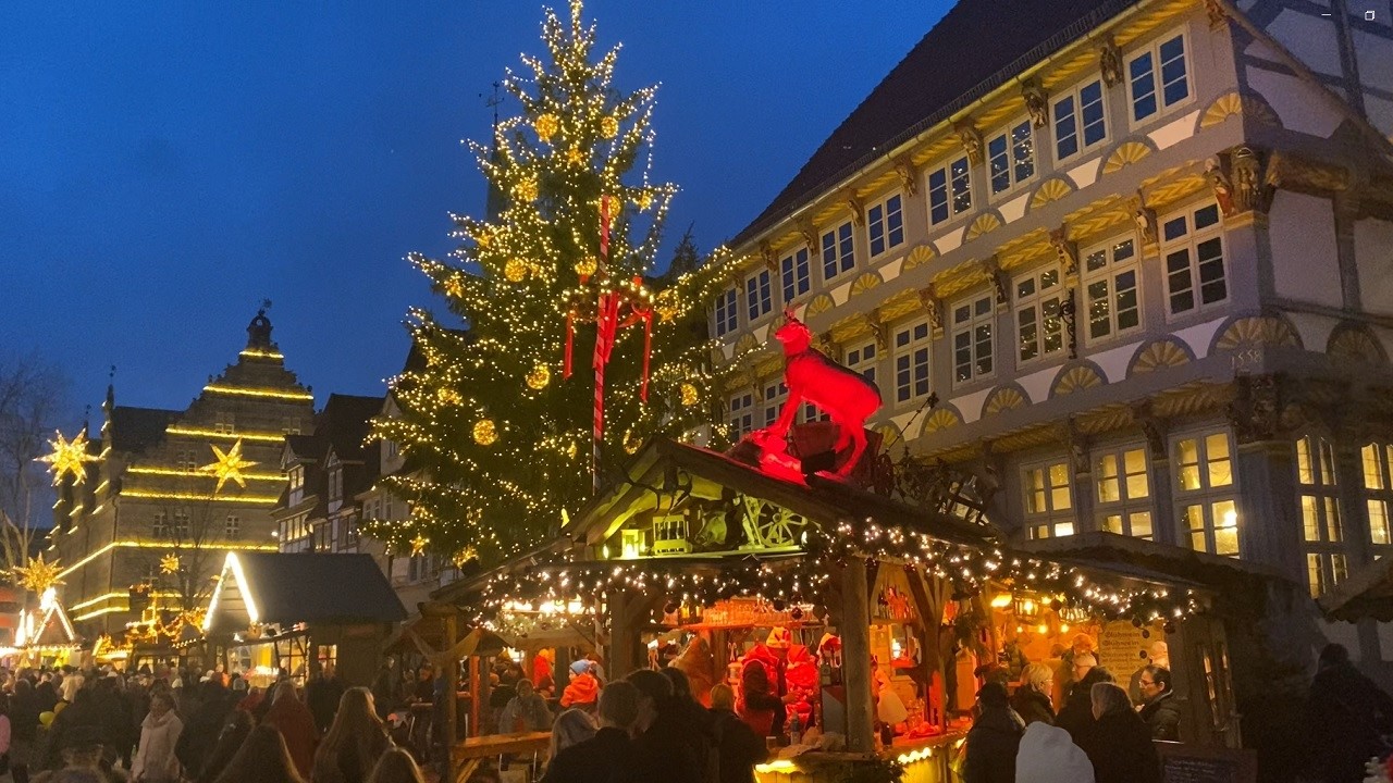 Рождественская ярмарка в Хамельне 2025 года, Германия, колесо обозрения, пирамида и новая карусель
