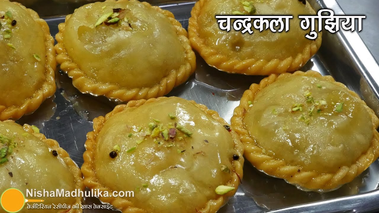 स्पेशल रस भरी चन्द्रकला गुझिया । Chandrakala Gujiya recipe | How to make Mawa Gujhiya | Nisha Madhulika | TedhiKheer