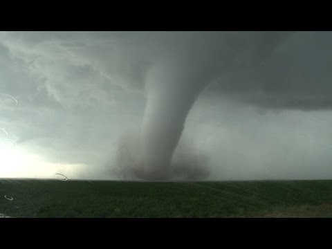 Incredible stormchaser tornado video