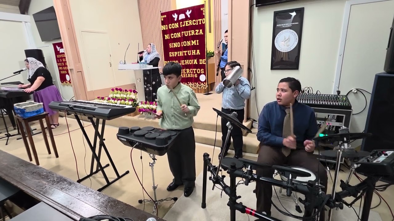 PODEROSO ES NUESTRO DIOS 