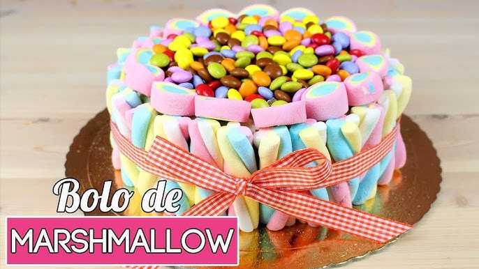 Delicioso jogo de decoração de bolo de camada tripla para crianças.